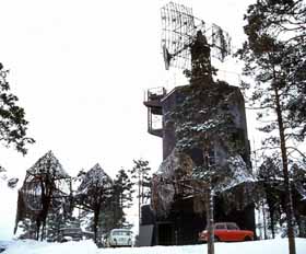 Betongtornet med antennsystemet i camflagemiljö